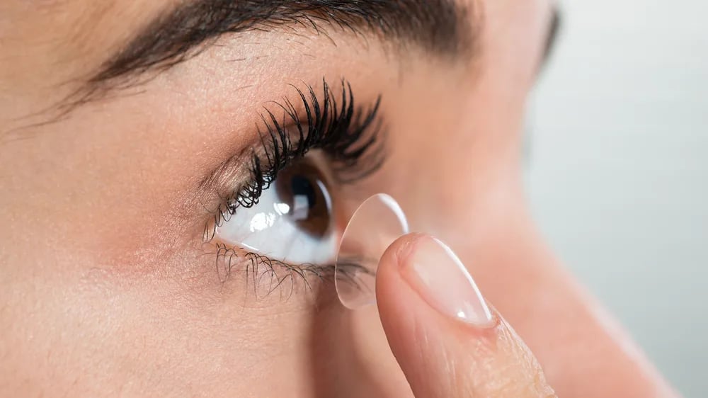 Los lentes de contacto se deben limpiar para evitar que puedan desarrollarse microorganismos.