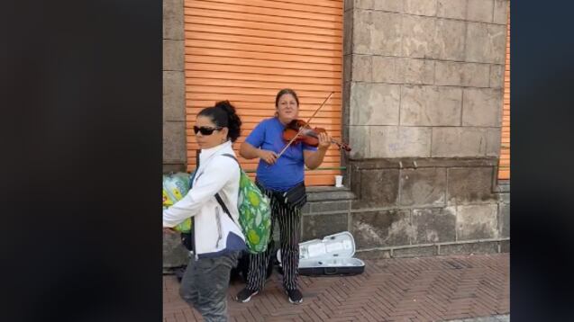 Artistas callejeros cobran por ser grabados en el Centro Histórico.