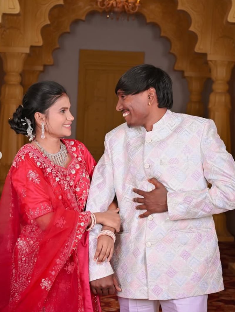 El hombre considerado más guapo de la India se casó con su mejor amiga de la infancia