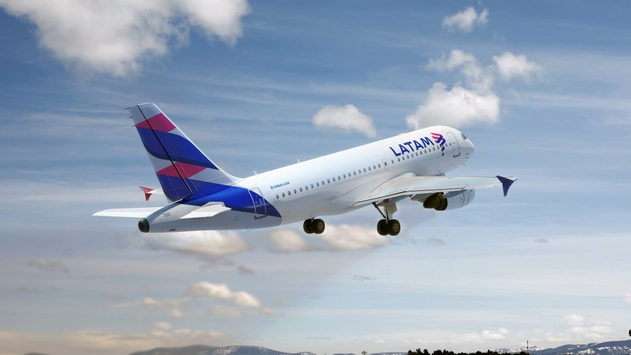 Grupo LATAM anuncia a los pasajeros que se informen sobre el estado de sus vuelos.