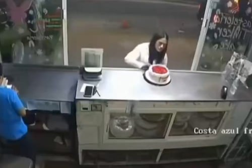 Video: mujer fingió que iba a comprar un pastel y escapó corriendo con él