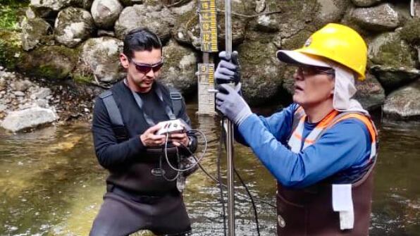 ETAPA EP a través de sus técnicos de la subgerencia de gestión ambiental monitorean constantemente los caudales en época de estiaje en Cuenca