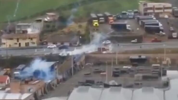 Enfrentamientos entre manifestantes y la fuera pública continúan en Tulcán