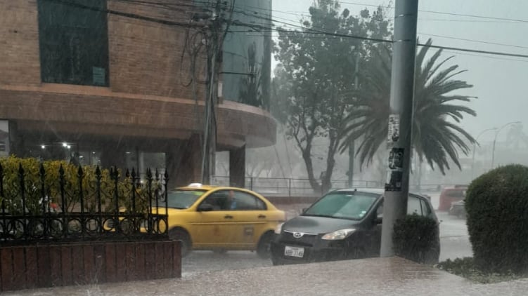 Fuertes lluvias con granizo se registran en Cuenca