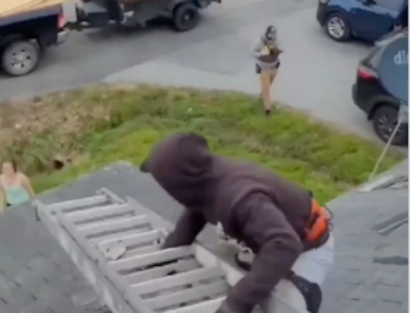 VIDEO: Mujer contrató a siete trabajadores para reparar su casa y luego los denunció al ICE para evitar pagarles - Fuente: Video de X