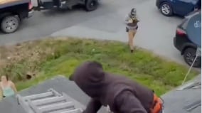 VIDEO: Mujer contrató a siete trabajadores para reparar su casa y luego los denunció al ICE para evitar pagarles - Fuente: Video de X