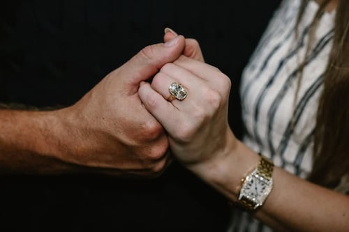 El costo del anillo que recibió Taylor Swift de Travis Kelce