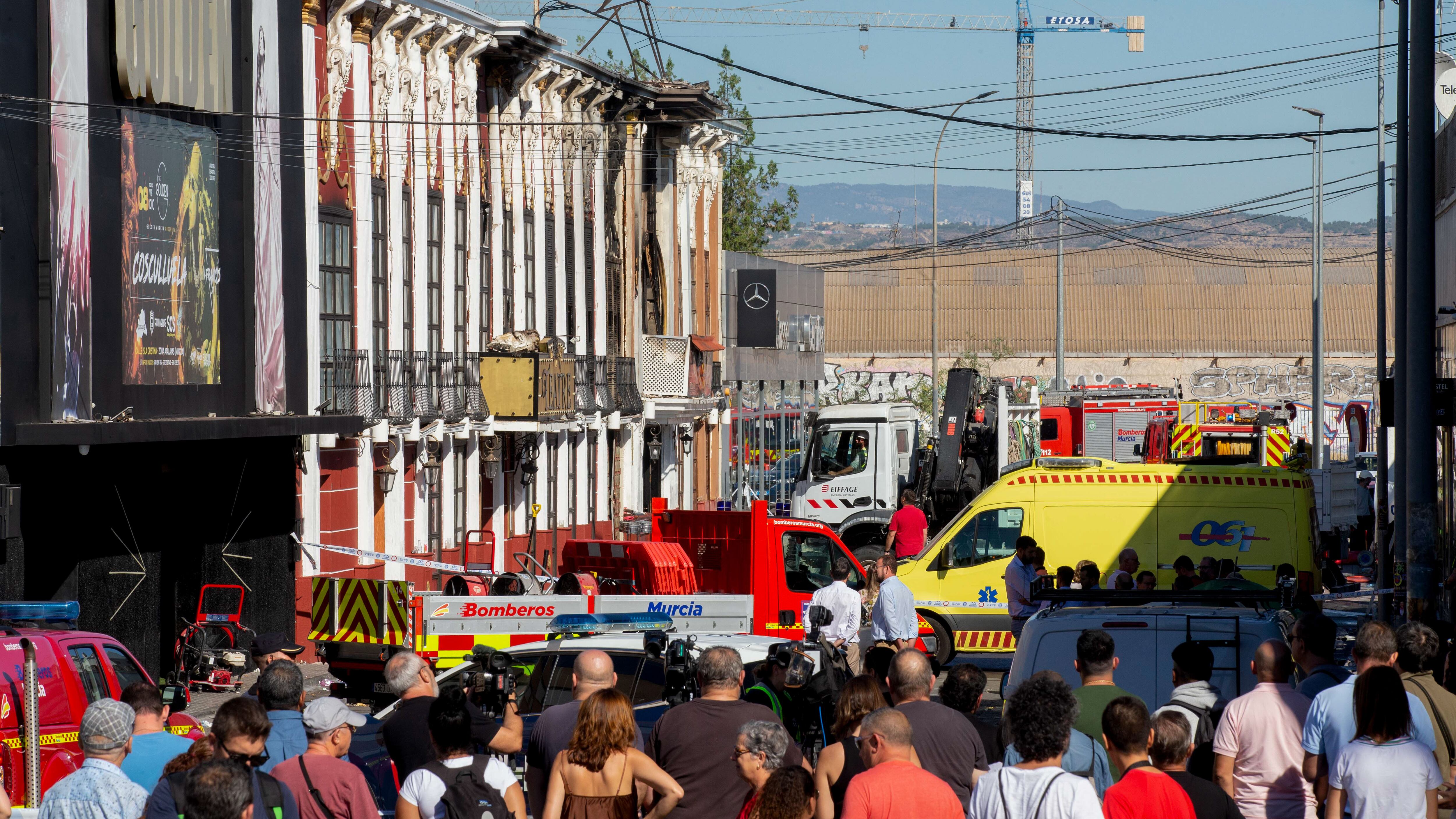 Varias personas murieron y otras resultaron heridas por la inhalación de humo en el incendio de una discoteca en Murcia, declarado a primera hora de este domingo