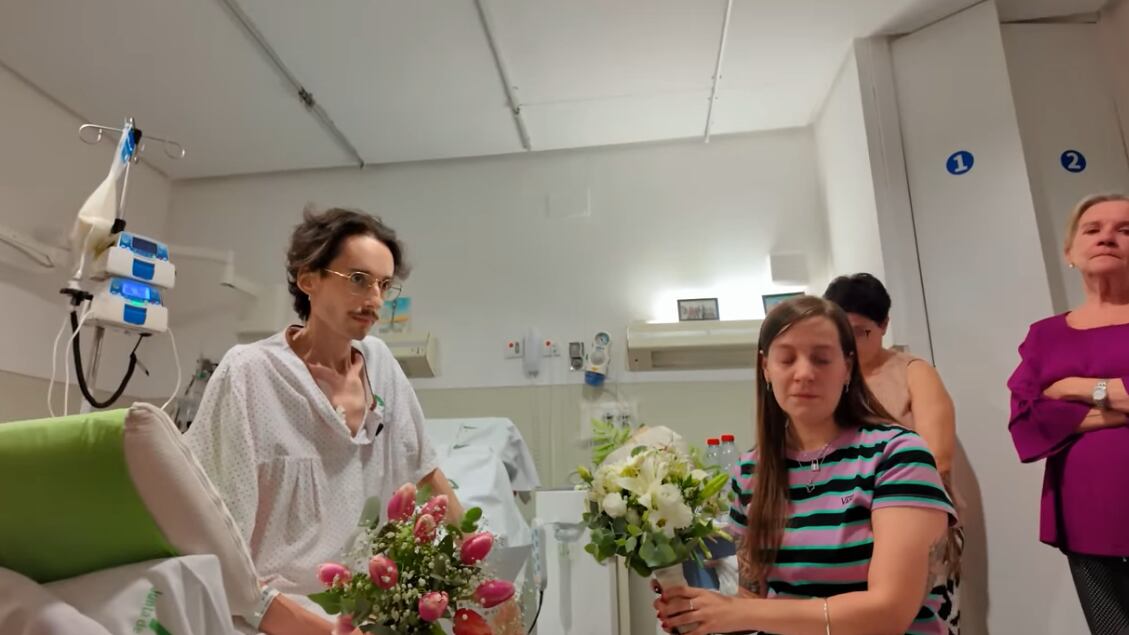 “Me caso con el amor de mi vida”: influencer español se casa en el hospital tras diagnóstico de cáncer terminal