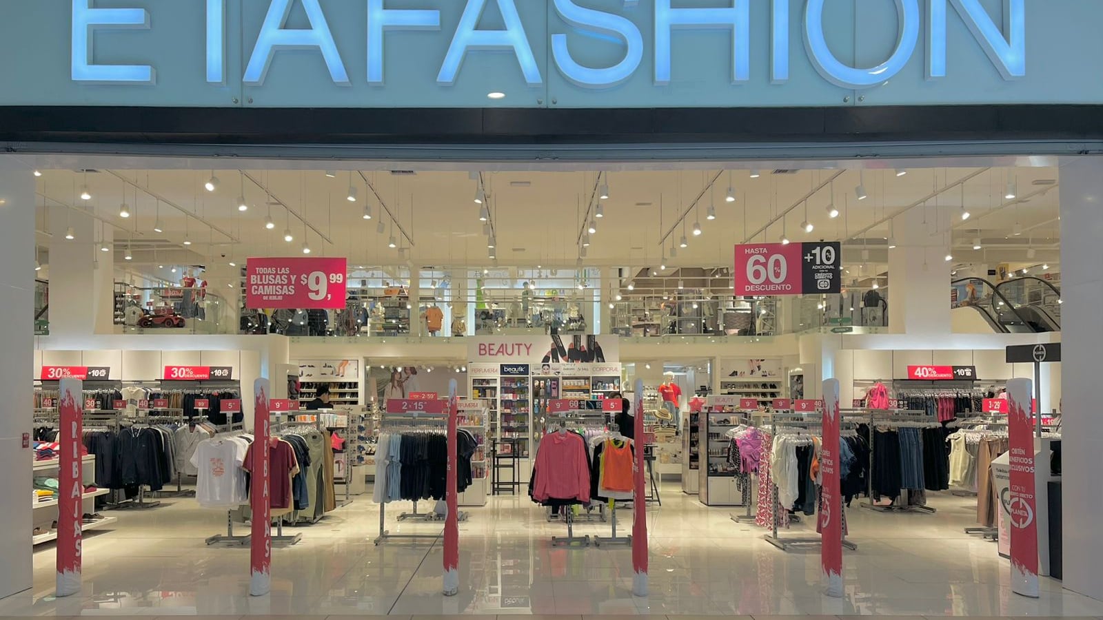 La empresa recibió hojas de vida en jornadas presenciales mientras mantiene vacantes activas en su portal web.