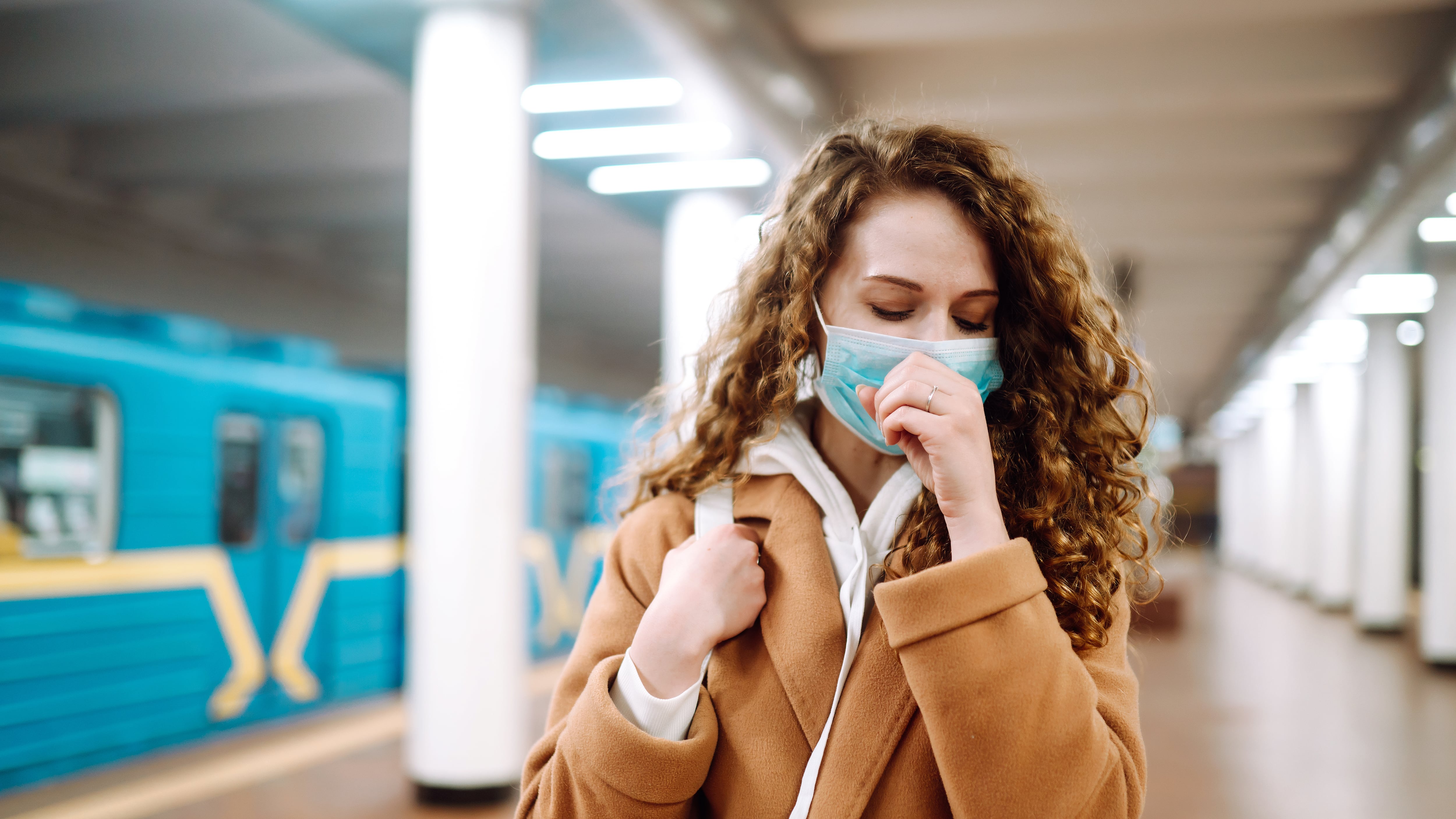 Persona con mascarilla para protegerse de virus