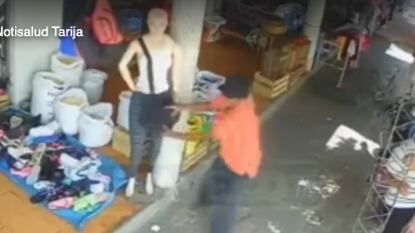 Un delincuente confundió a un maniquí con una persona y quiso robarle violentamente