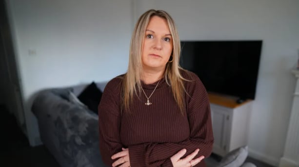 Mujer denuncia que médicos ignoraron sus síntomas de cáncer durante meses por ser “demasiado joven”