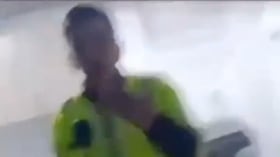 “Solo me estaba lavando las manos”: hombre arma escándalo al creer que su esposa lo engañaba con un policía - Fuente: Video de X