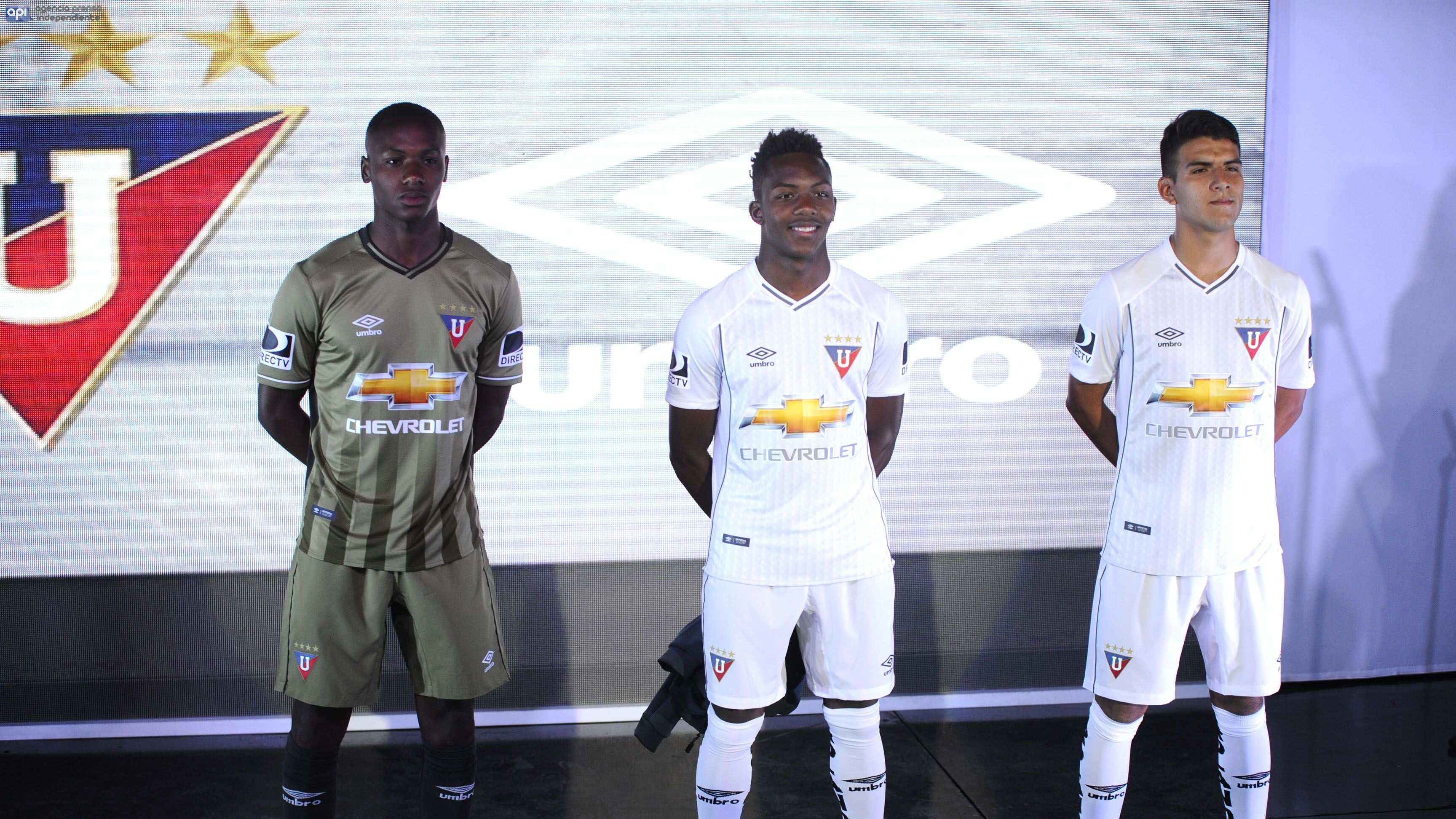 Jugadores de Liga de Quito muestran el nuevo uniforme.