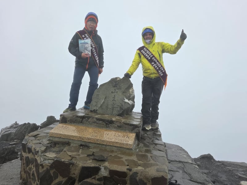 Quintero junto a una amiga de Taipei en la cumbre del Jade, la montaña más alta de ese país.