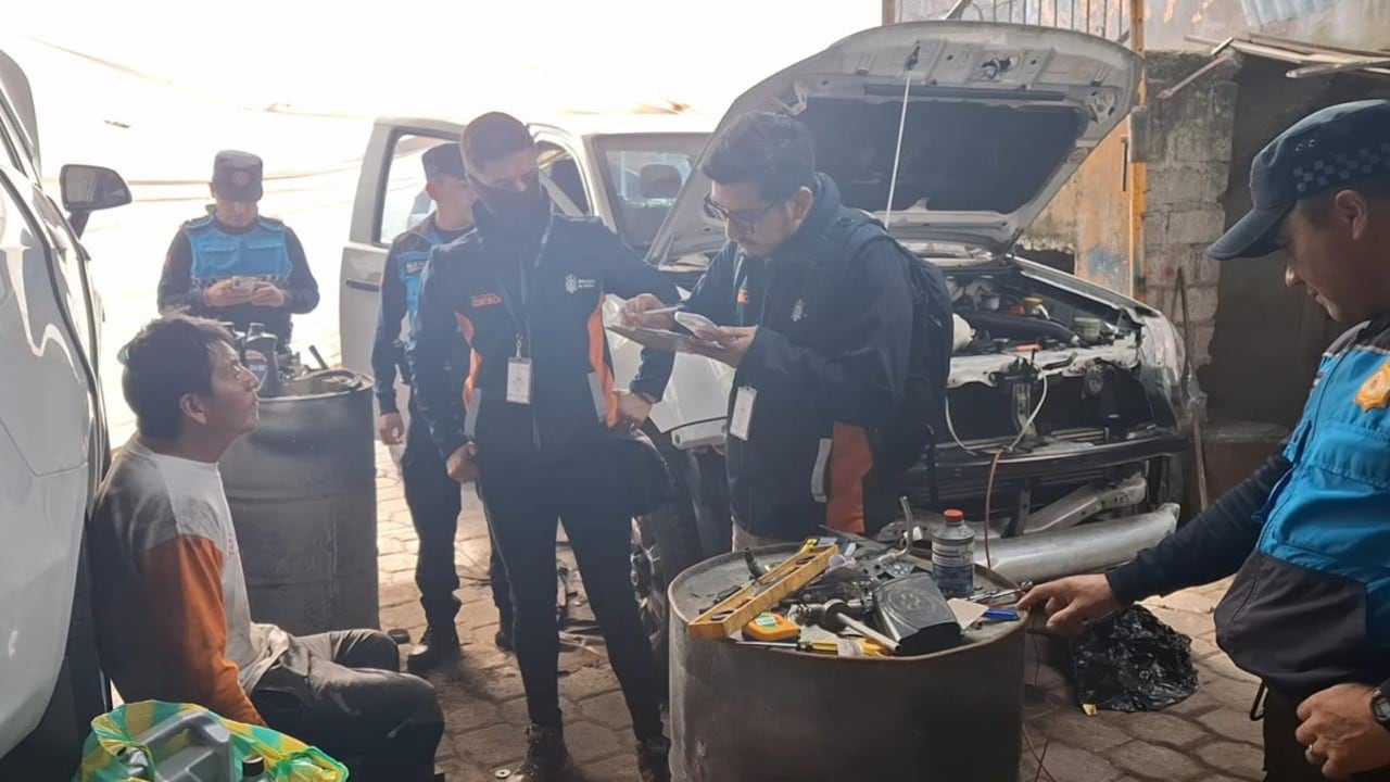 Hallaron carros denunciados como robados en el Camal Metropolitano, en Quito