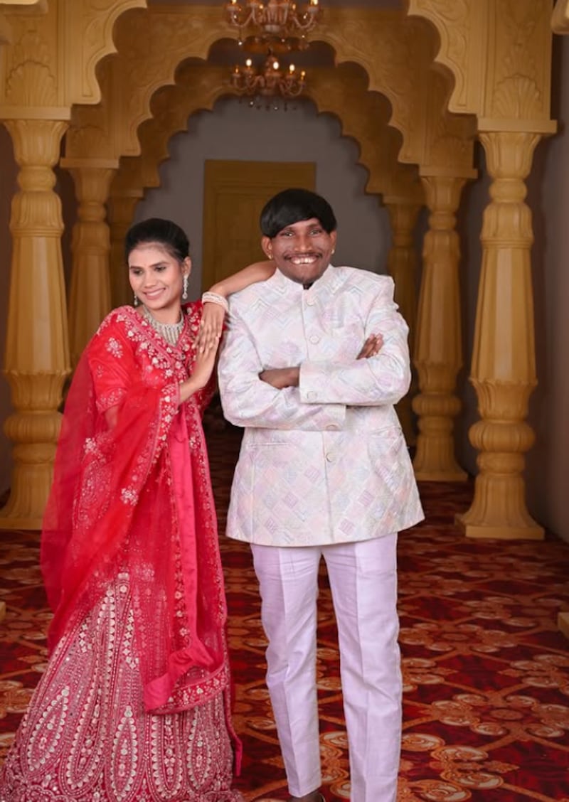 El hombre considerado más guapo de la India se casó con su mejor amiga de la infancia