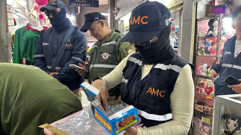 Incautan más de 2.650 elementos pirotécnicos ocultos en un local del centro de Quito. Foto: AMC