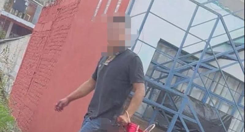Hombre camina por las calles con una cabeza humana en México