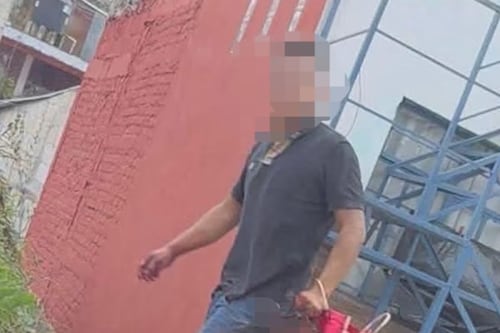 Como un trofeo: Hombre camina por las calles con una cabeza humana