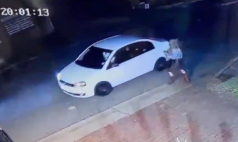 Mujer usó codazos para evitar ser secuestrada por falso taxi de aplicación