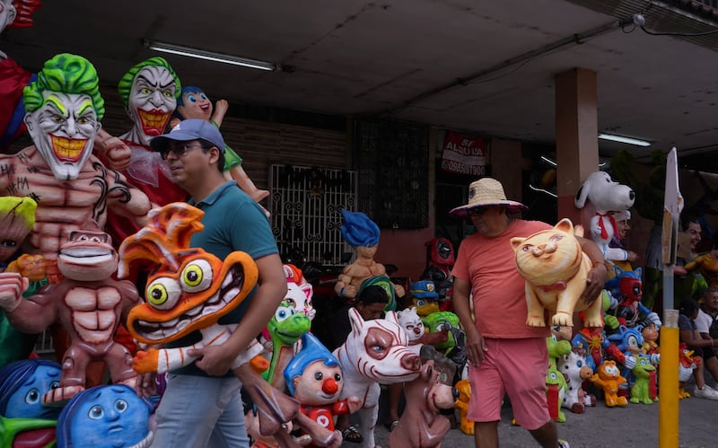 Calle 6 de marzo en Guayaquil, venta de monigotes