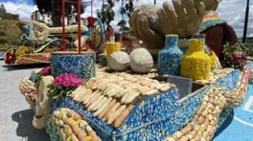 Ecuador: Alegorías del Carnaval de las frutas y flores en Ambato