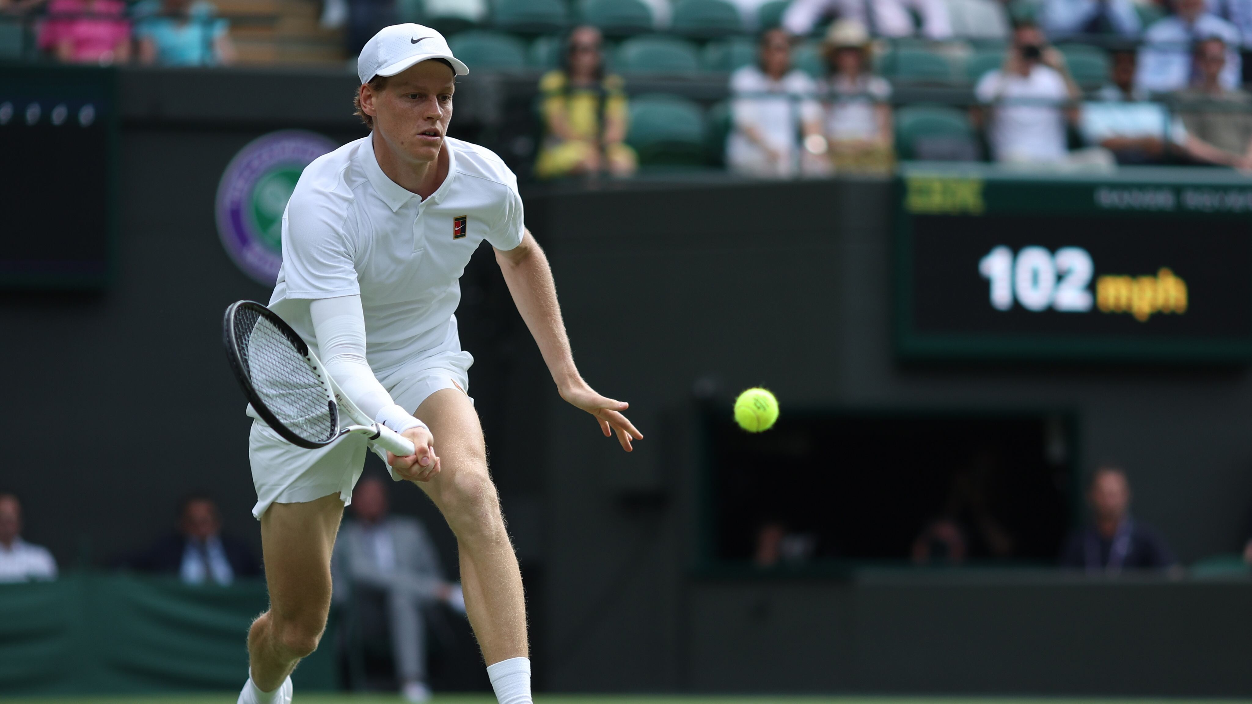 Wimbledon (United Kingdom), 09/07/2025.- Jannik Sinner of Italy in action during the Men's Singles quarter-finals match against Ben Shelton of the USA at the Wimbledon Championships, Wimbledon, Britain, 09 July 2025. (Tenis, Italia, Reino Unido) EFE/EPA/ADAM VAUGHAN EDITORIAL USE ONLY EDITORIAL USE ONLY