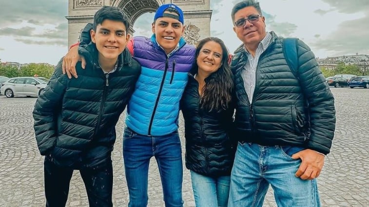 Kike Jav y su familia