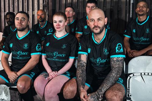 “Mi éxito es para ayudar”: Una modelo de OnlyFans patrocina a un equipo de fútbol