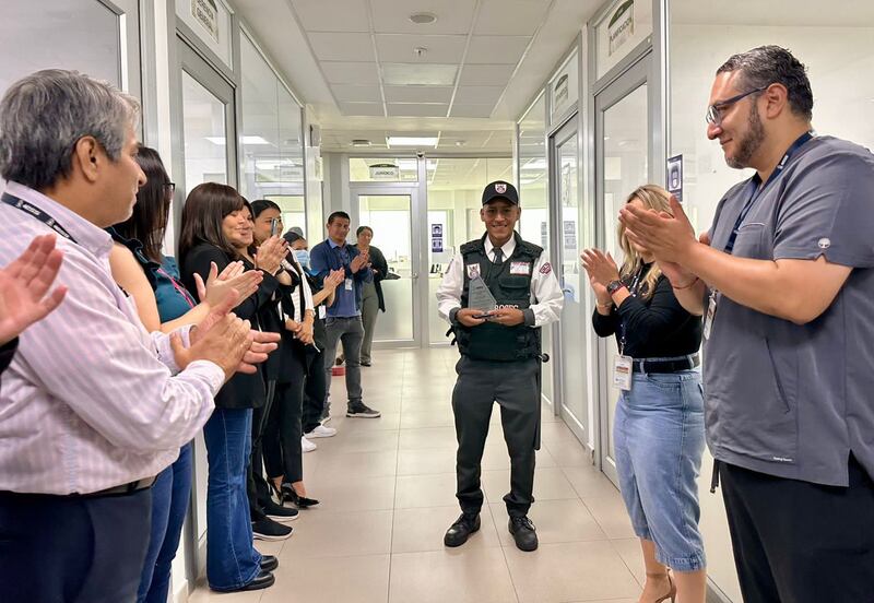 Guardia se convirtió en héroe por cargar a una estudiante