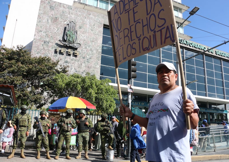 Quito, viernes 1 de Mayo del 2026
Marcha de los trabajadores al celebrar el 1 de Mayo, recorre las principales calles del centro histórico de la capital, con un fuerte contingente militar y policial en el sector.
Fotos : API / Rolando Enríquez