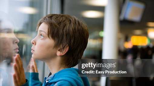 ¡Indignante! Padres abandonan a su hijo de 10 años en un aeropuerto por no perder su vuelo - Fuente: Gettyimages