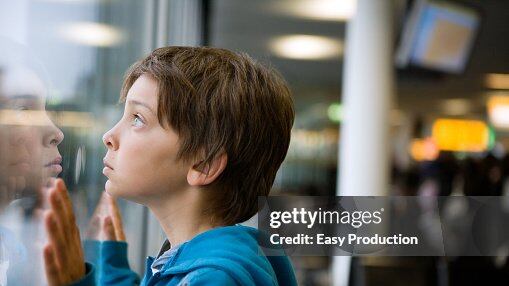 ¡Indignante! Padres abandonan a su hijo de 10 años en un aeropuerto por no perder su vuelo - Fuente: Gettyimages
