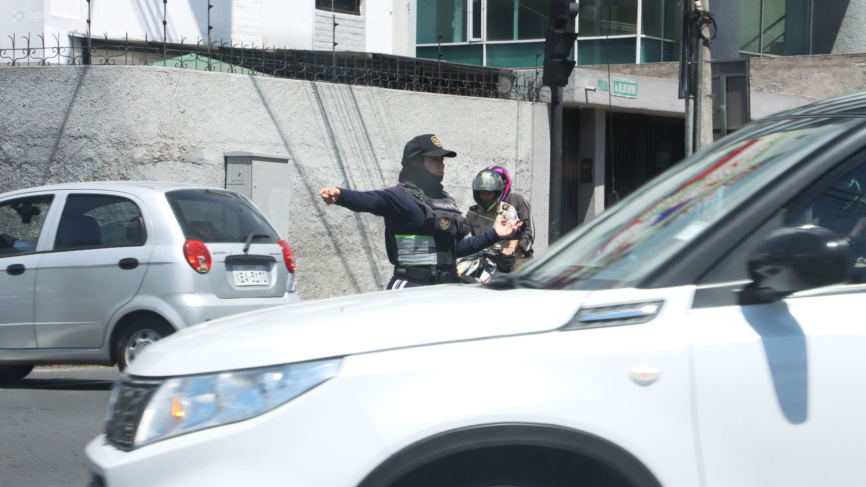 Agentes de Tránsito en el sector de los Shyris y Río Coca ayudan a descongestionar el tránsito durante los cortes de energía.