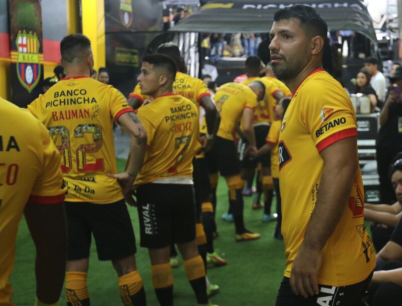 AME9871. GUAYAQUIL (ECUADOR), 28/01/2023.- El exfutbolista argentino Sergio 'Kun' Agüero participa hoy en la Noche Amarilla del Barcelona ecuatoriano, donde el club de la ciudad de Guayaquil juega un amistoso contra el Mushuc Runa y que servirá de partido de despedida para el también argentino Matías 'Pony' Oyola, en Guayaquil (Ecuador). EFE/ Jhonatan Miranda