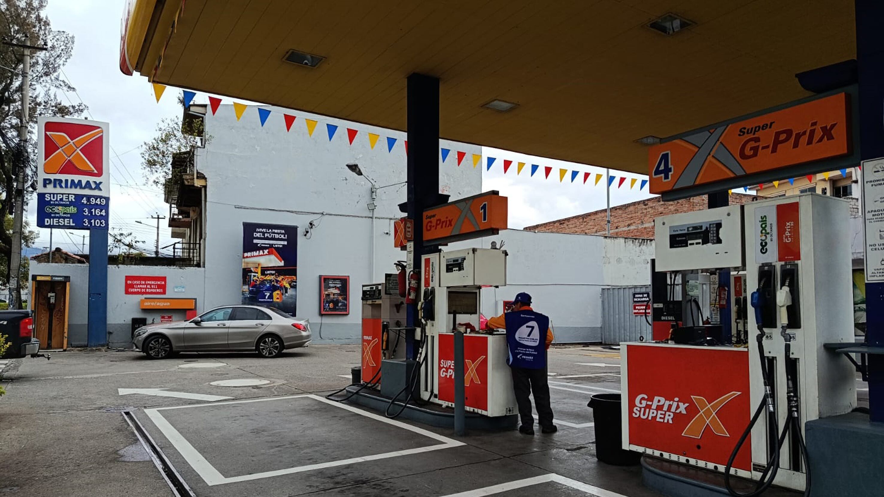 Cuenca,Ecuador 12 de mayo de 2026.
A partir de hoy 12 de mayo, los precios de los combustibles en Ecuador volvieron a subir. Las gasolinas Extra y Ecopaís aumentaron a USD 3,16 por galón, mientras que el diésel subió a USD 3,10. La gasolina Súper se sitúa alrededor de los USD 4,81, ajustándose al alza en la mayoría de gasolineras.
En algunas gasolineras no hay la Ecopais.
foto Boris Romoleroux/API.