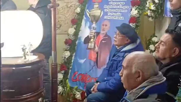 Con el ataúd alado, familiares de difunto se pusieron a ver un partido de la Copa América en pleno funeral.