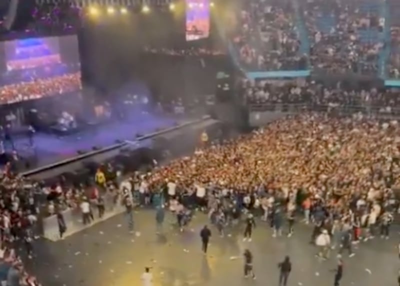 Videos muestran la batalla campal que obligó a cancelar el concierto de Damas Gratis en Bogotá, en el Movistar Arena.
