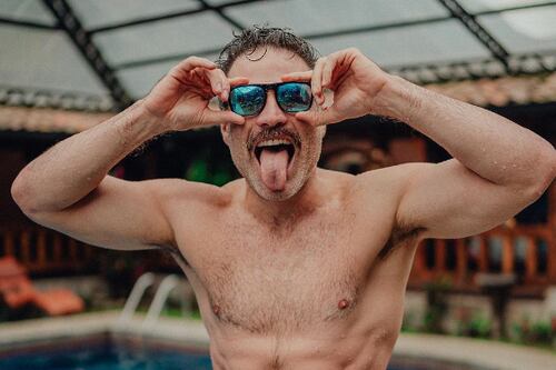 Roberto Manrique se une a la tendencia y también recrea canción infantil ¡Míralo!