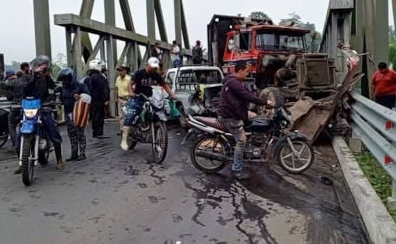 Fotografía del accidente vehicular registrado en el Puente del Río Blanco