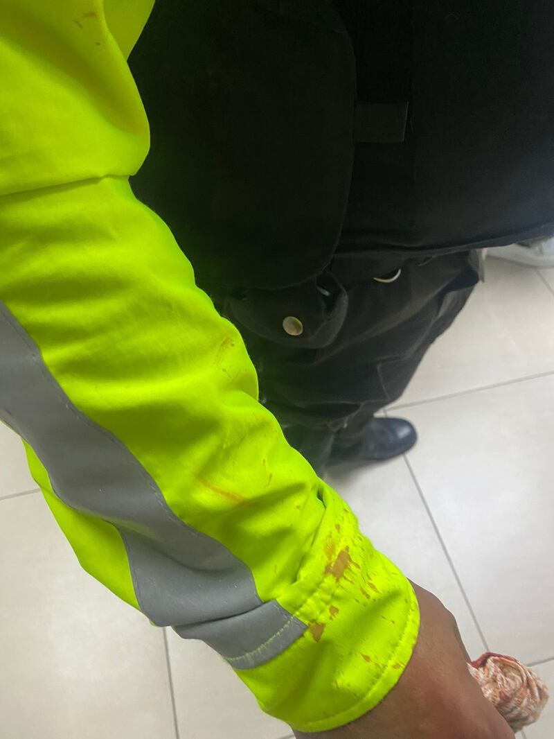 Quito: violó el toque de queda, no quiso entregar papeles y agredió con el puño a un sargento de Policía.