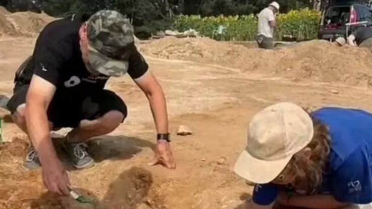 El Niño ‘zombi’ que fue enterrado boca abajo y cerrado con candado para que ‘no ataque a los seres vivos’.