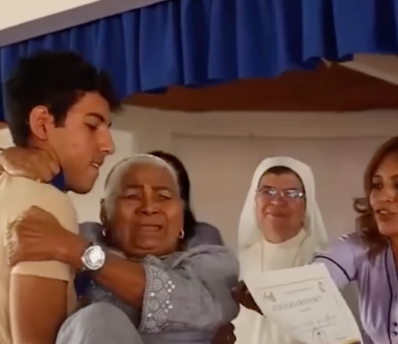 Graduado carga a su abuela en su acto de graduación