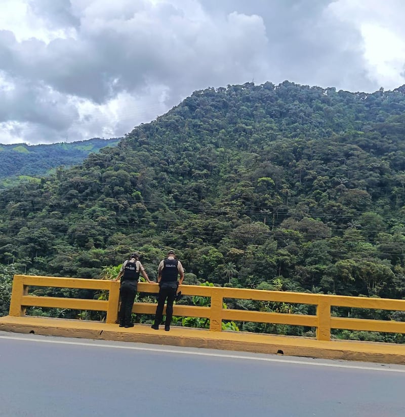 Activan labores de búsqueda de Héctor Enríquez en la vía Alóag–Santo Domingo