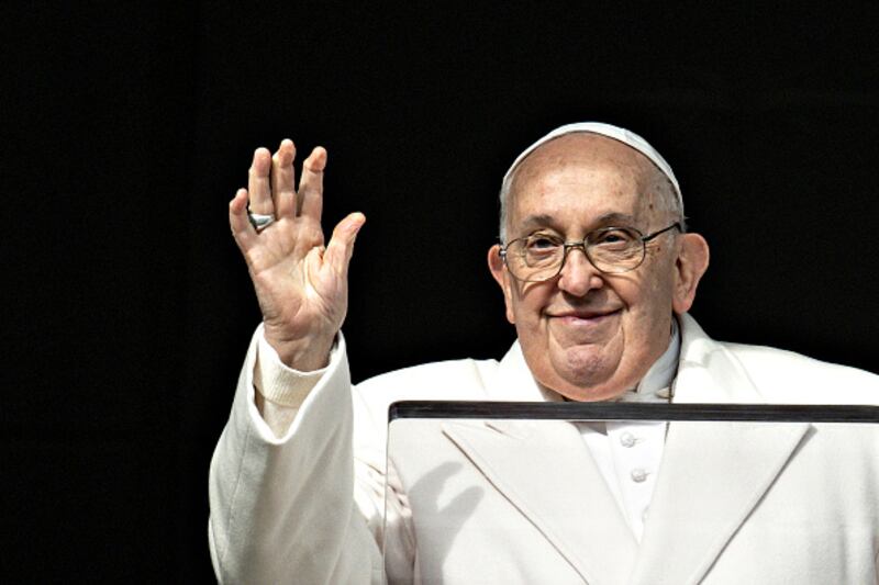 El papa Francisco padece de neumonía bilateral.