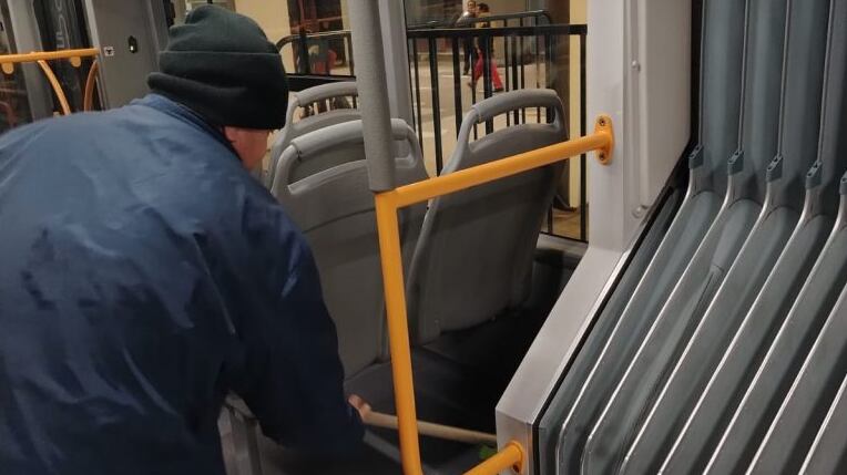 Inician sanción contra un ciudadano porque se orinó dentro de un Trolebús en la estación El Labrador, en Quito