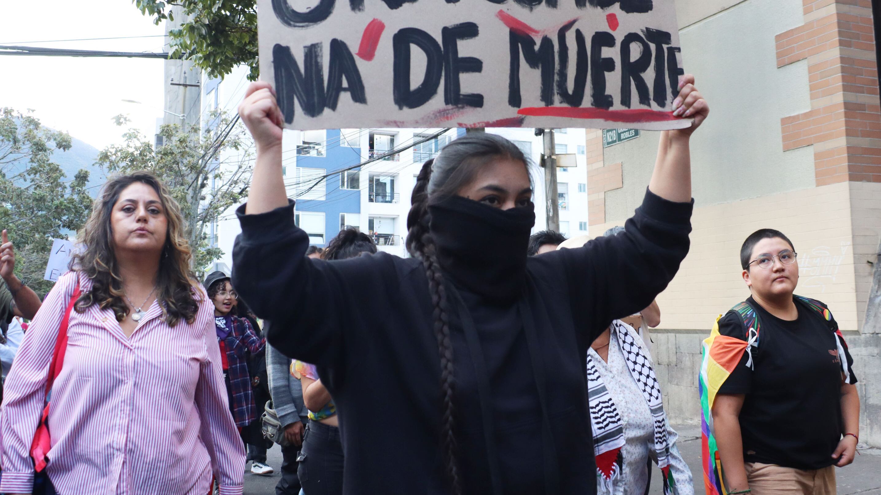 Organizaciones sociales protestan en Quito contra la fusión de ministerios y despidos en el sector público