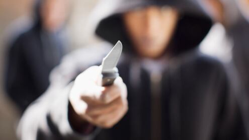 Mujer fue agredida con un cuchillo en una plaza pública a plena luz del día.